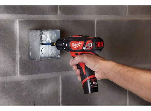 furadeira impacto 3/8 milwaukee 2408-259 2 baterias 12v 2ah vermelho